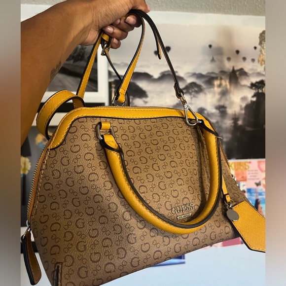 Guess Handbag - Picture 4 of 6